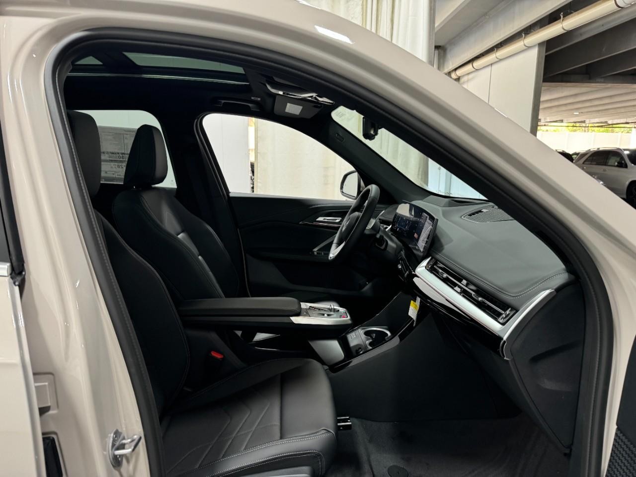 BMW X1 Vehicle Full-screen Gallery Image 17