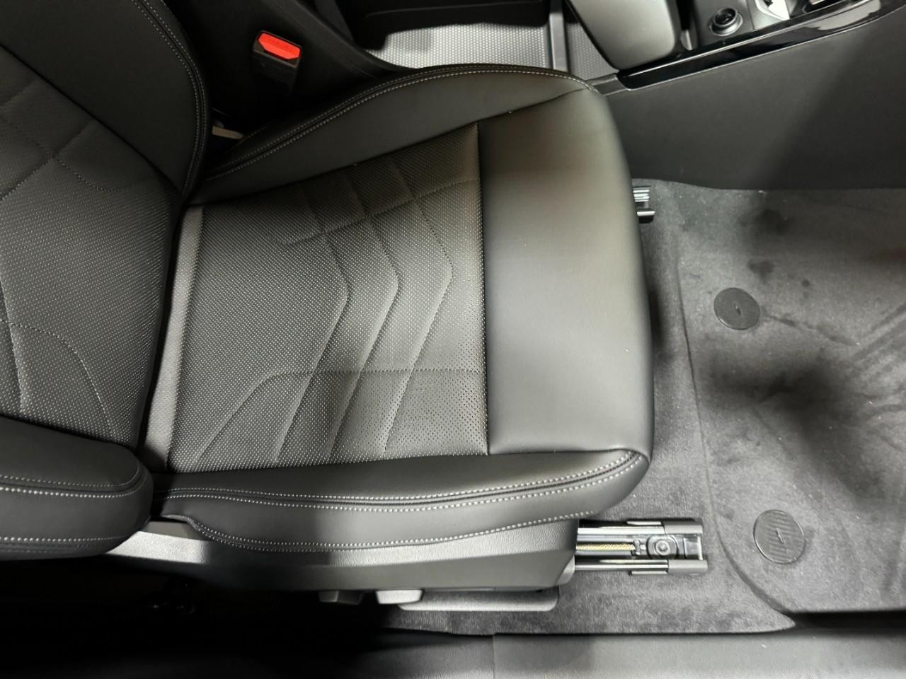 BMW X1 Vehicle Full-screen Gallery Image 18