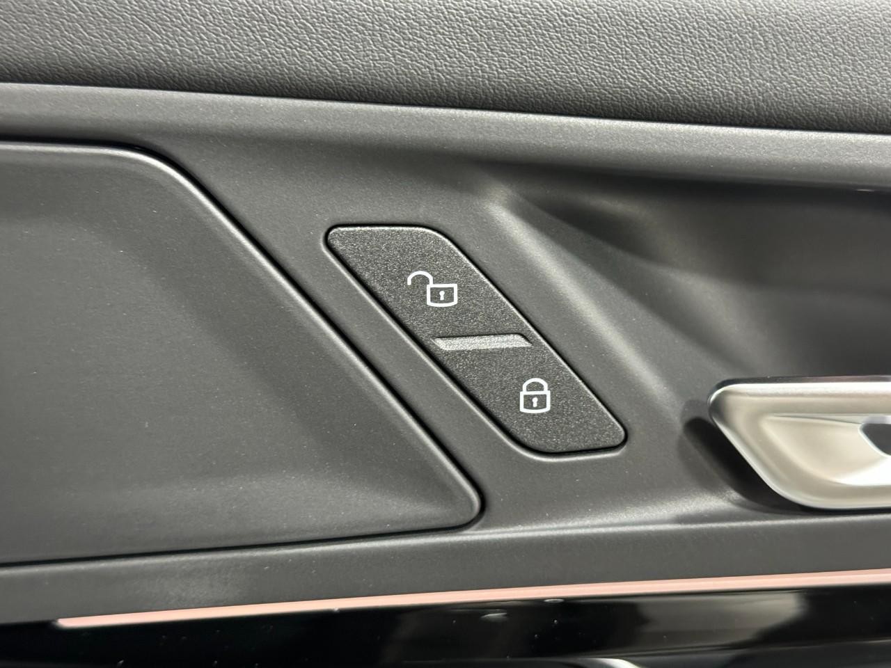 BMW X1 Vehicle Full-screen Gallery Image 20