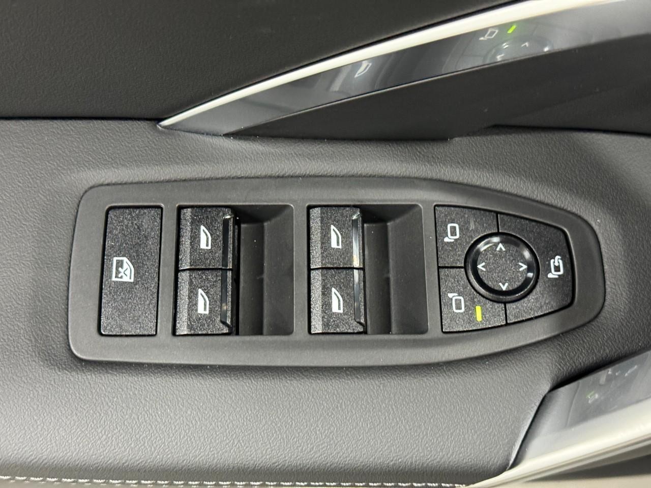 BMW X1 Vehicle Full-screen Gallery Image 23