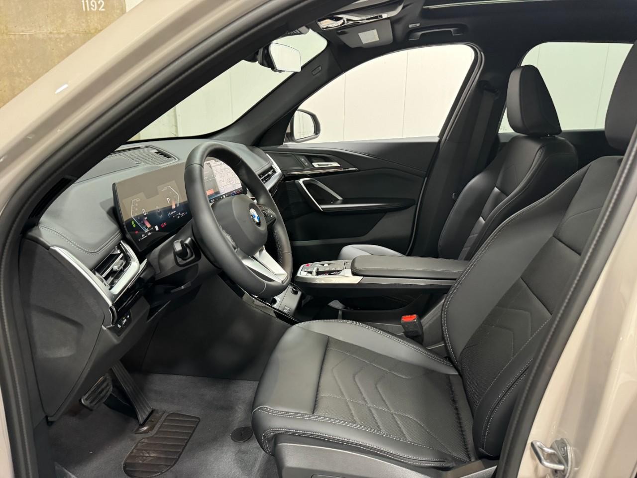 BMW X1 Vehicle Full-screen Gallery Image 25