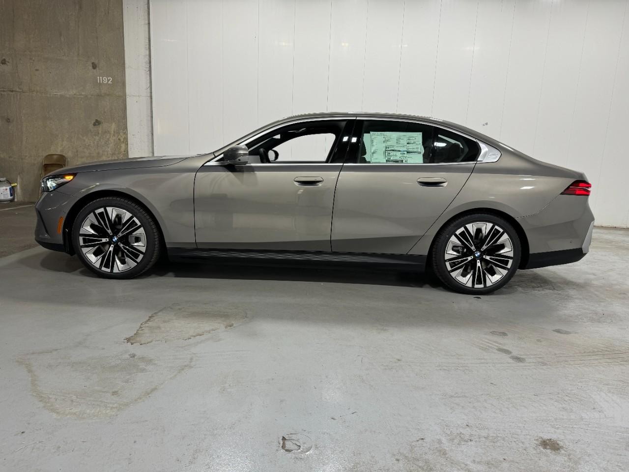 BMW i5 Vehicle Full-screen Gallery Image 2