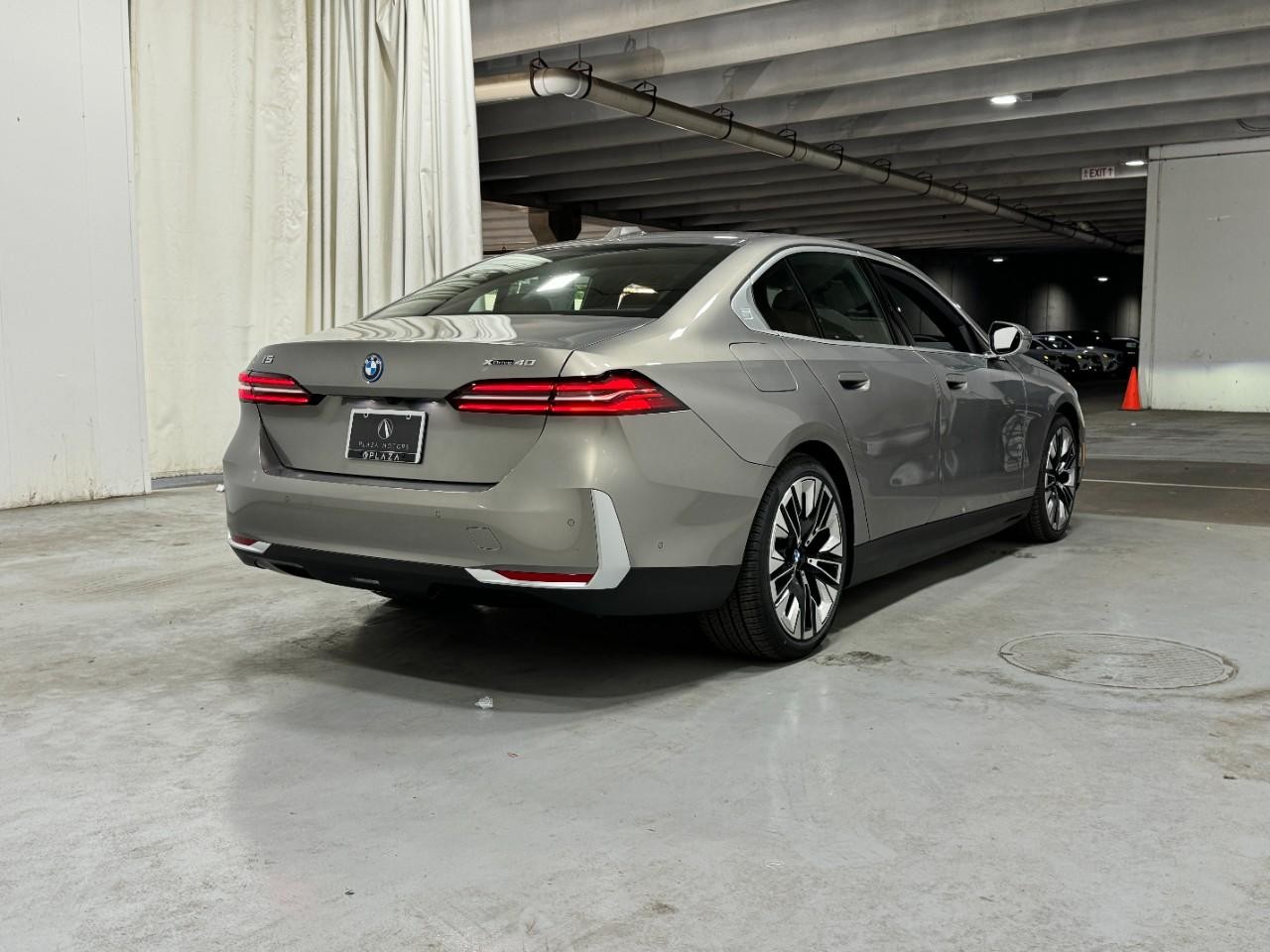 BMW i5 Vehicle Full-screen Gallery Image 4