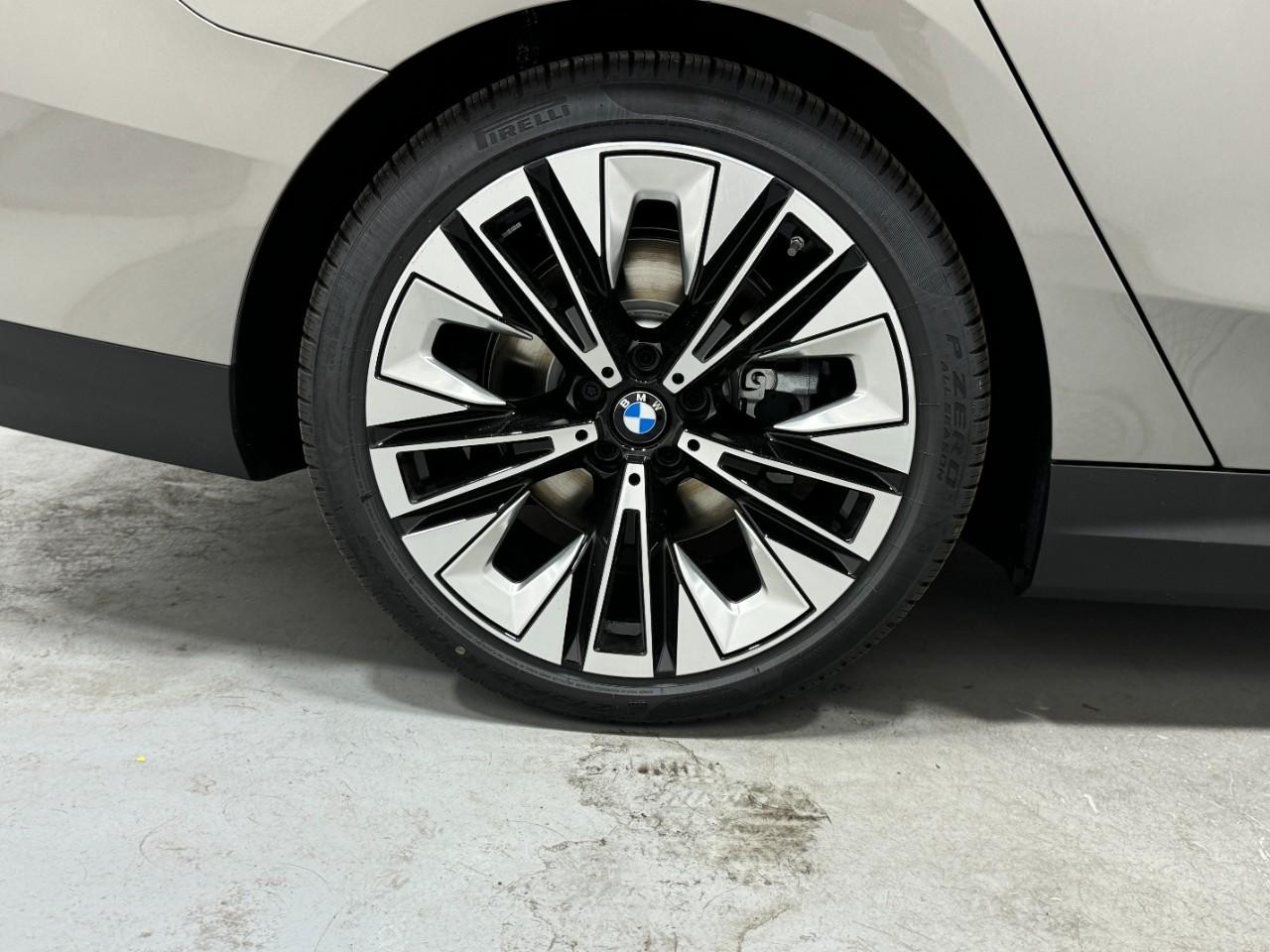 BMW i5 Vehicle Full-screen Gallery Image 5