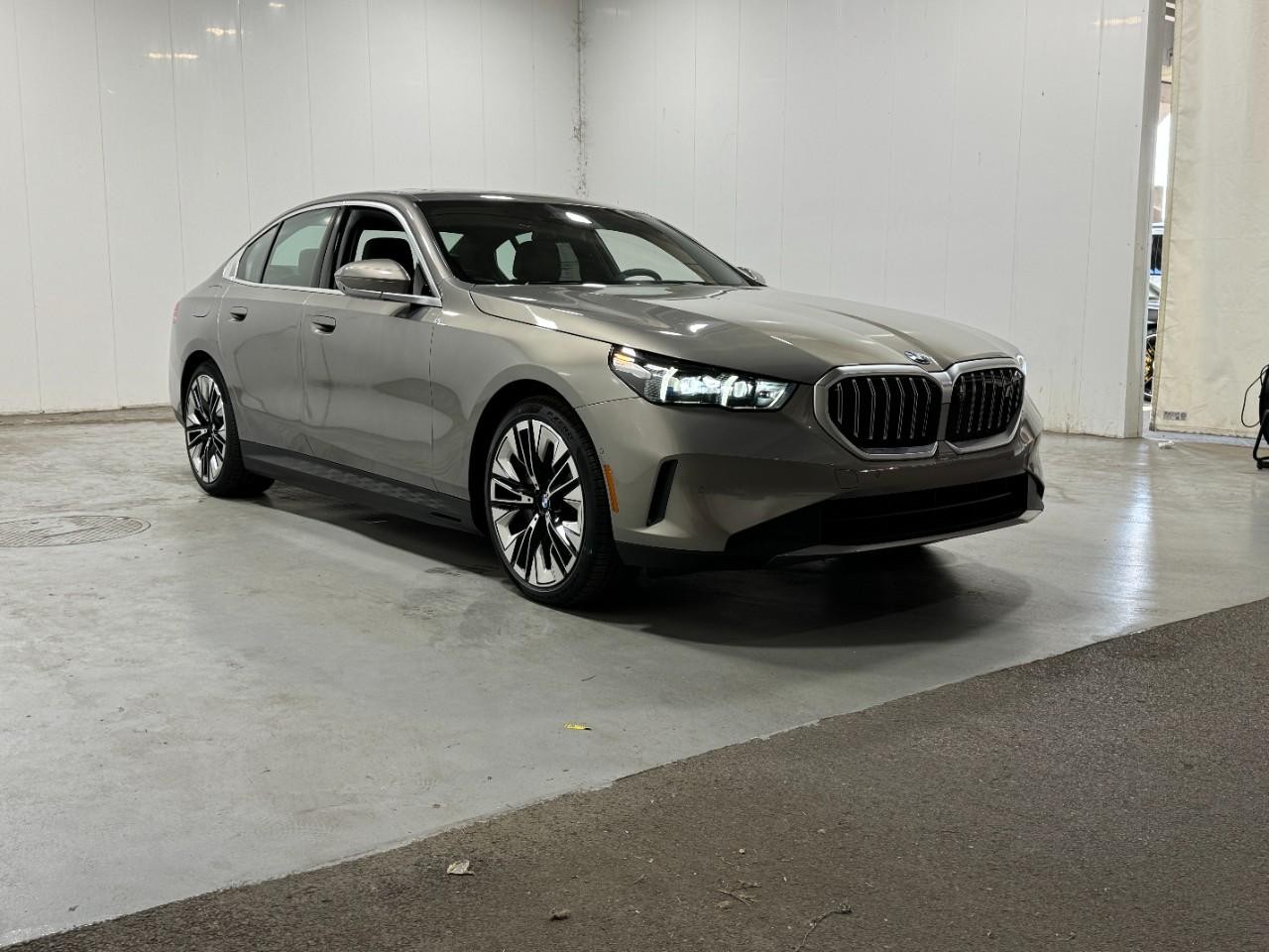 BMW i5 Vehicle Full-screen Gallery Image 6