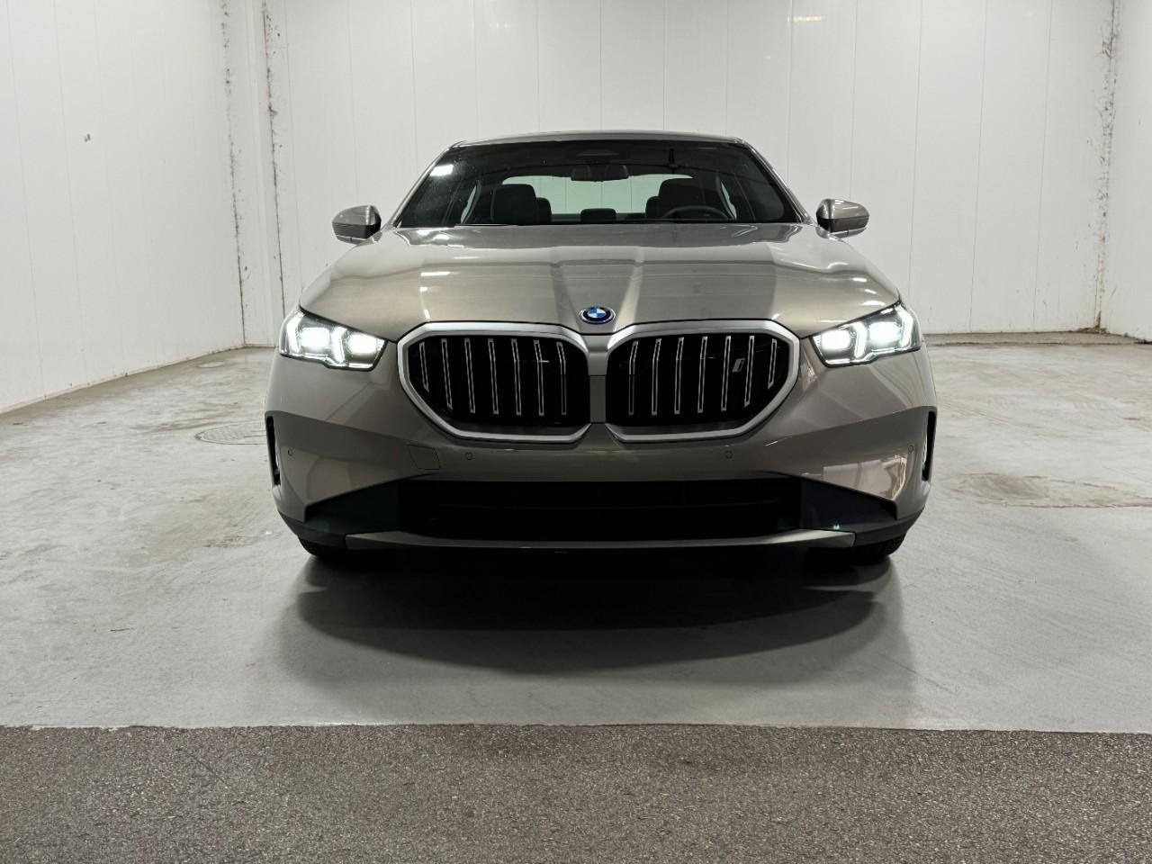 BMW i5 Vehicle Full-screen Gallery Image 7