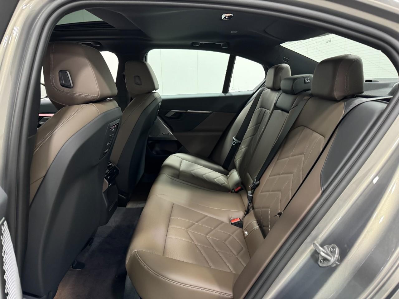 BMW i5 Vehicle Full-screen Gallery Image 8