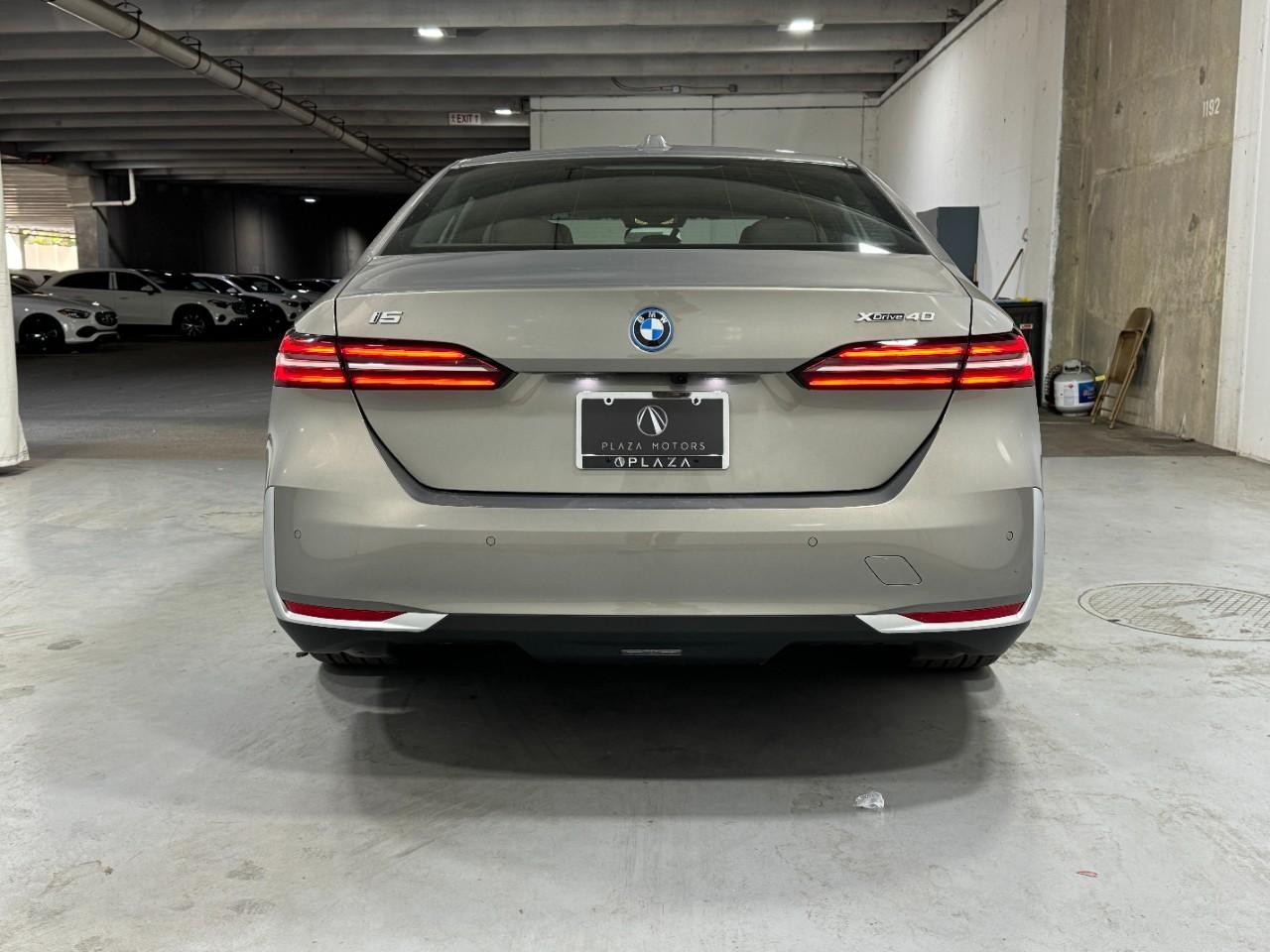 BMW i5 Vehicle Full-screen Gallery Image 9