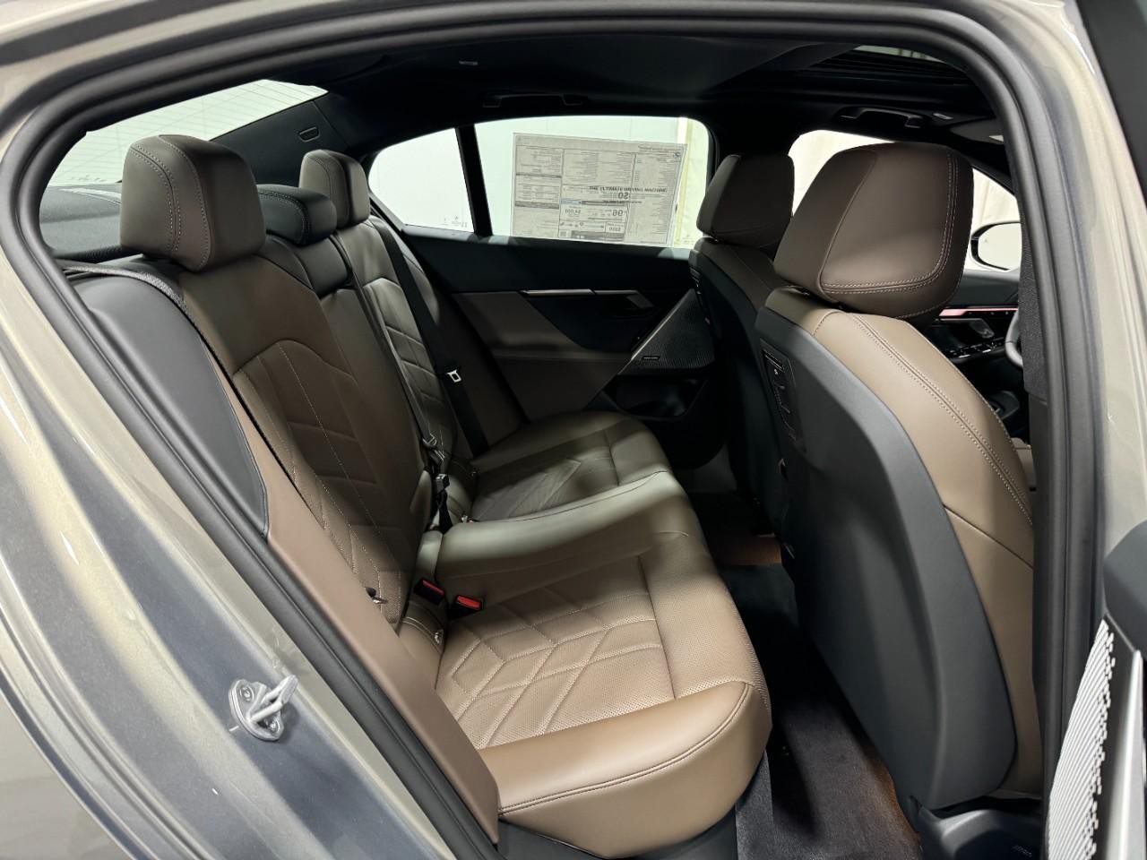 BMW i5 Vehicle Full-screen Gallery Image 10