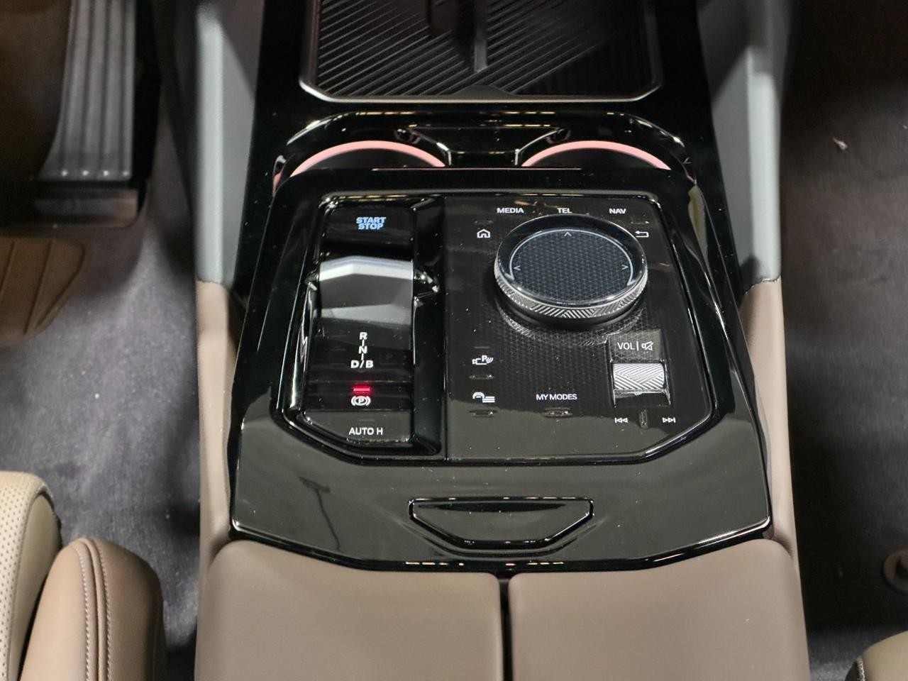 BMW i5 Vehicle Full-screen Gallery Image 15