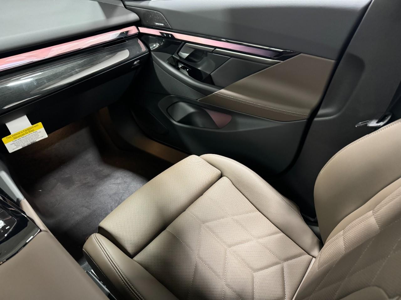 BMW i5 Vehicle Full-screen Gallery Image 16