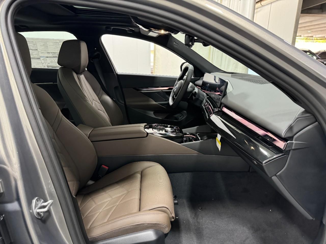 BMW i5 Vehicle Full-screen Gallery Image 17