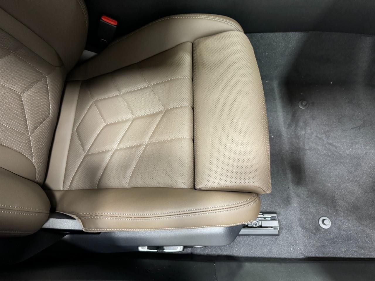 BMW i5 Vehicle Full-screen Gallery Image 18