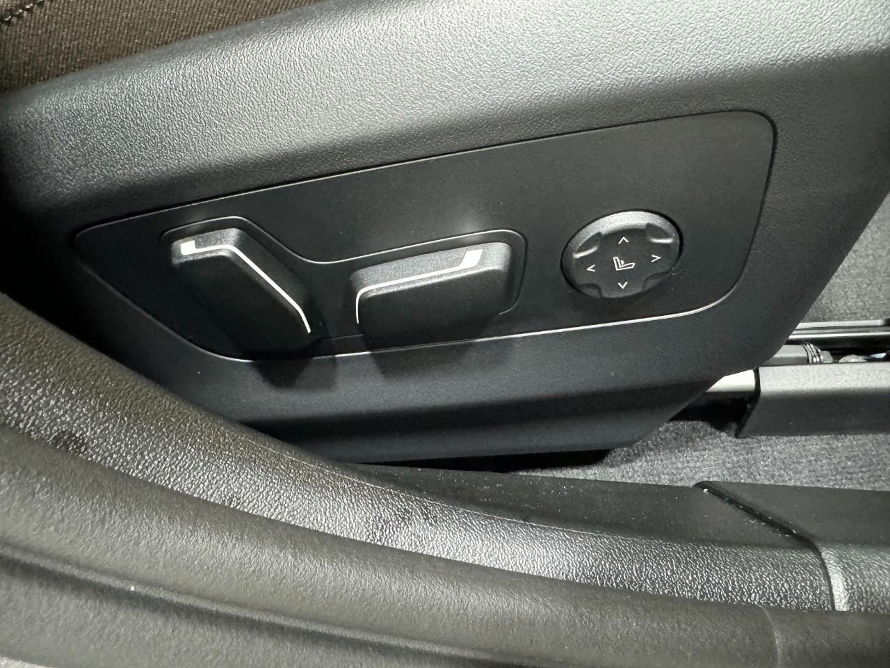 BMW i5 Vehicle Full-screen Gallery Image 19