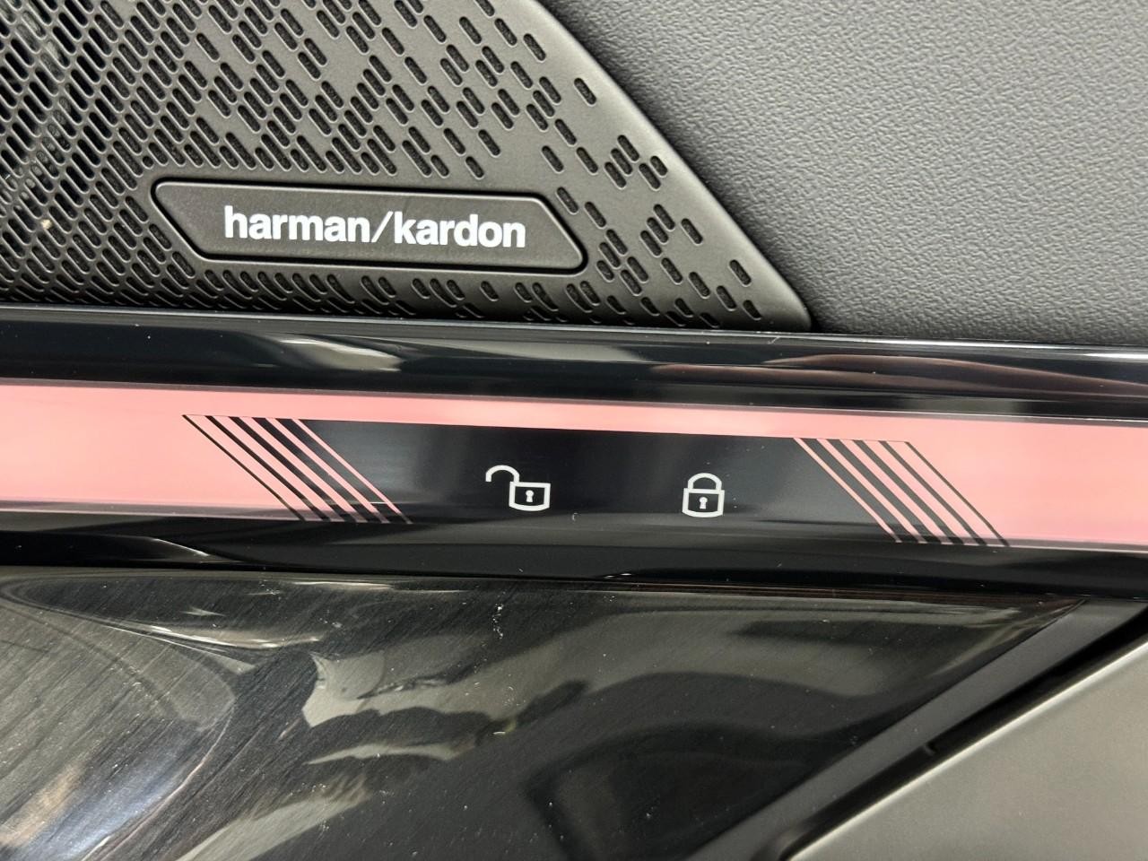 BMW i5 Vehicle Full-screen Gallery Image 20