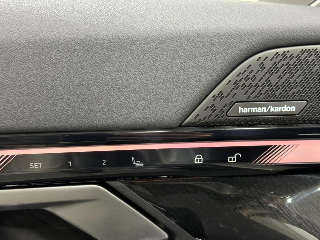 BMW i5 Vehicle Full-screen Gallery Image 22