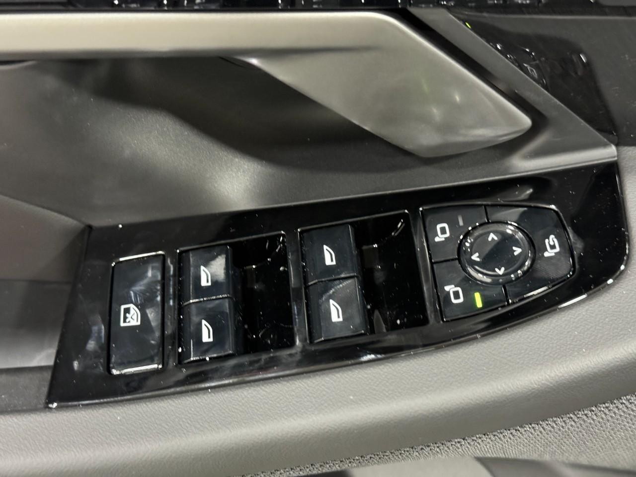 BMW i5 Vehicle Full-screen Gallery Image 23