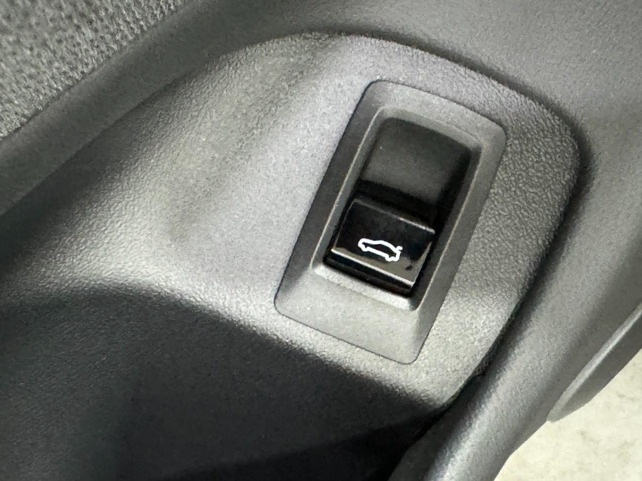 BMW i5 Vehicle Full-screen Gallery Image 24