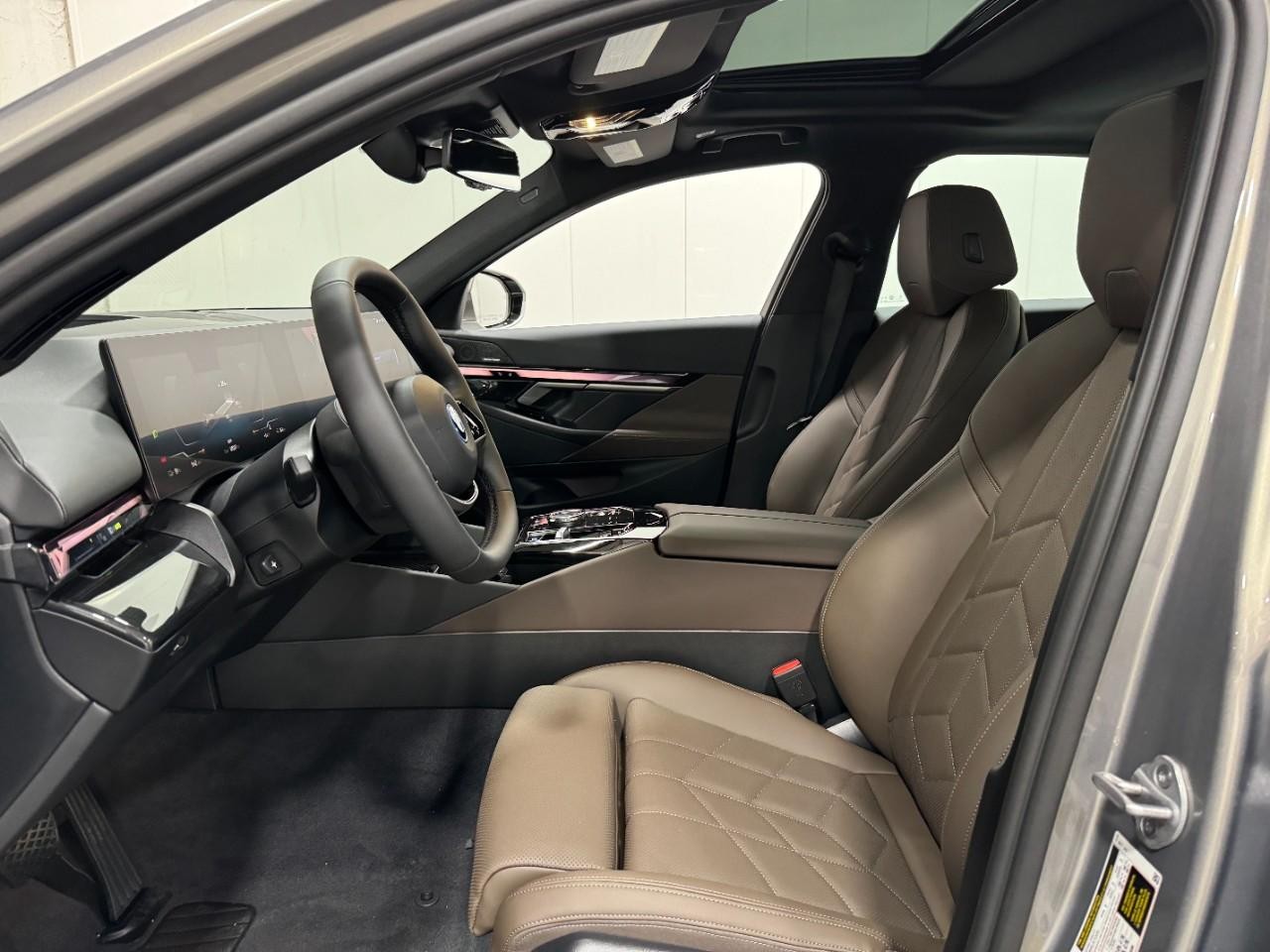 BMW i5 Vehicle Full-screen Gallery Image 25