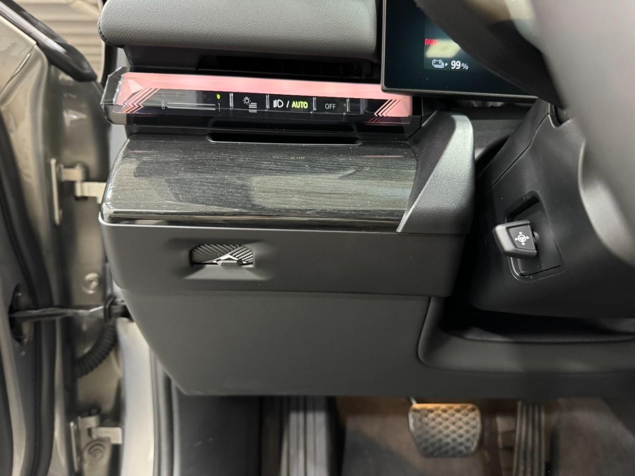 BMW i5 Vehicle Full-screen Gallery Image 28