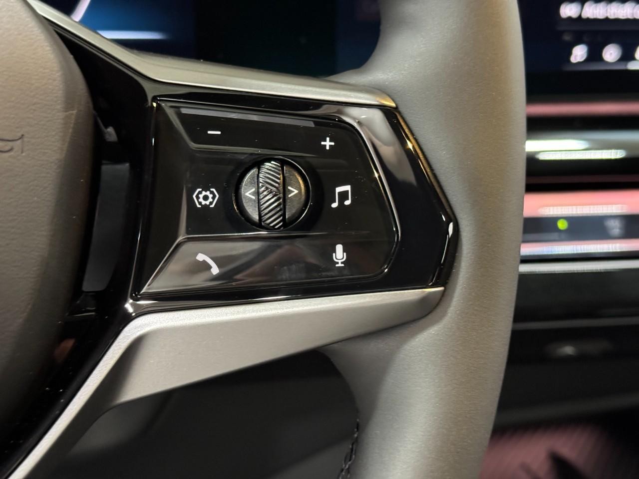 BMW i5 Vehicle Full-screen Gallery Image 30