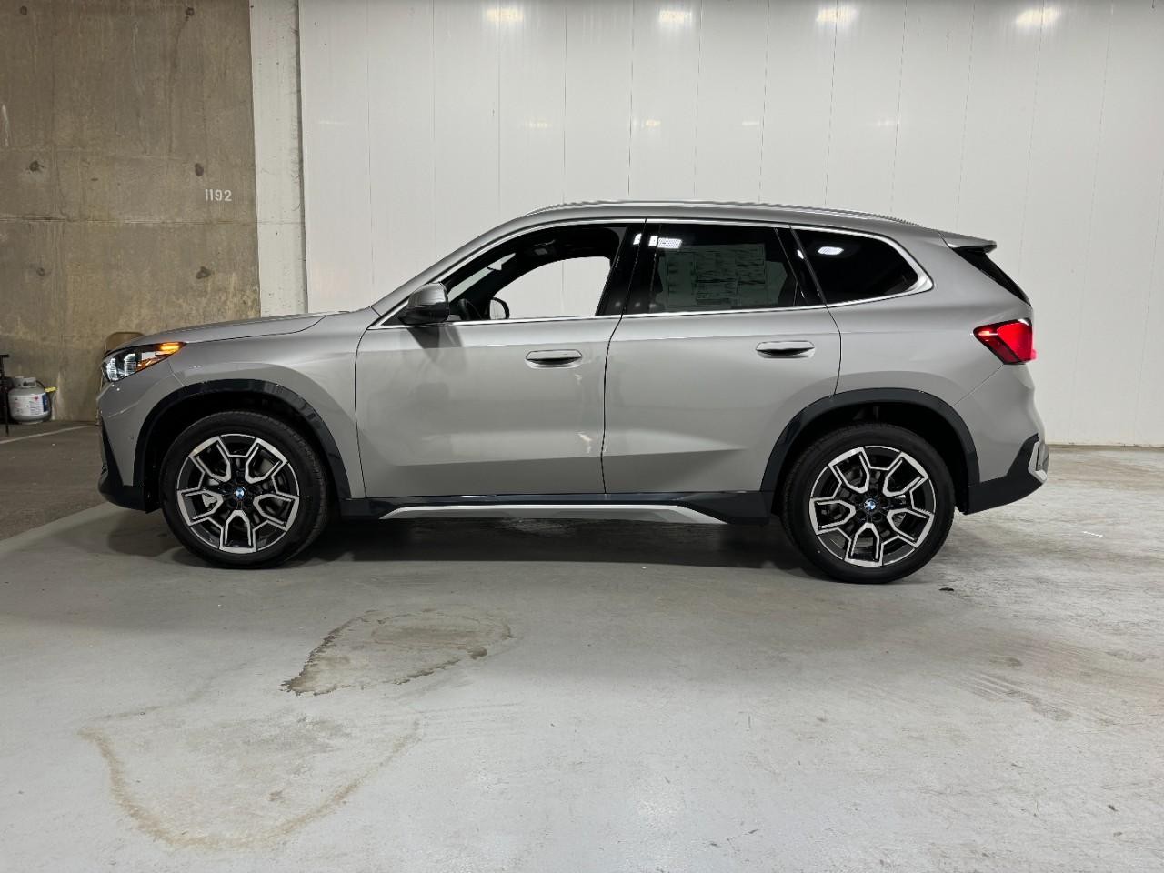 BMW X1 Vehicle Full-screen Gallery Image 2