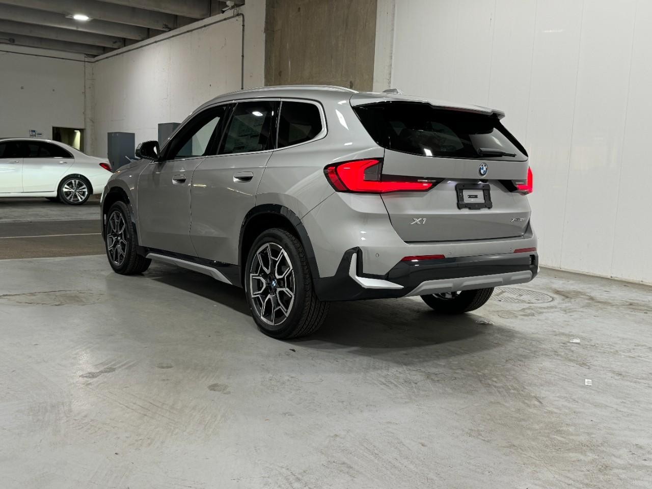 BMW X1 Vehicle Full-screen Gallery Image 3