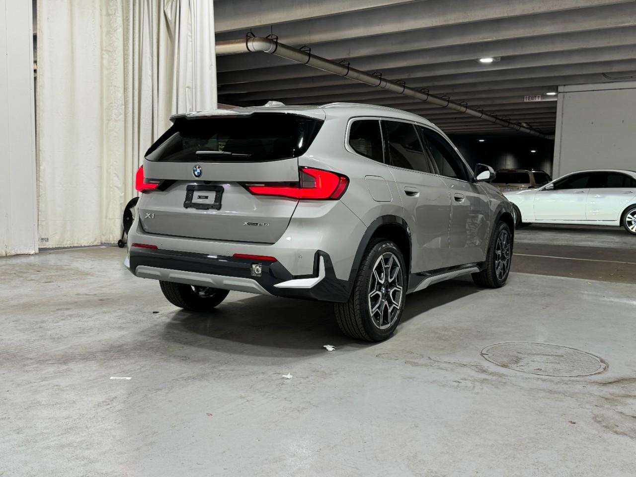 BMW X1 Vehicle Full-screen Gallery Image 4