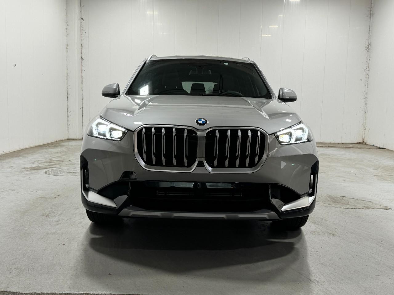 BMW X1 Vehicle Full-screen Gallery Image 7