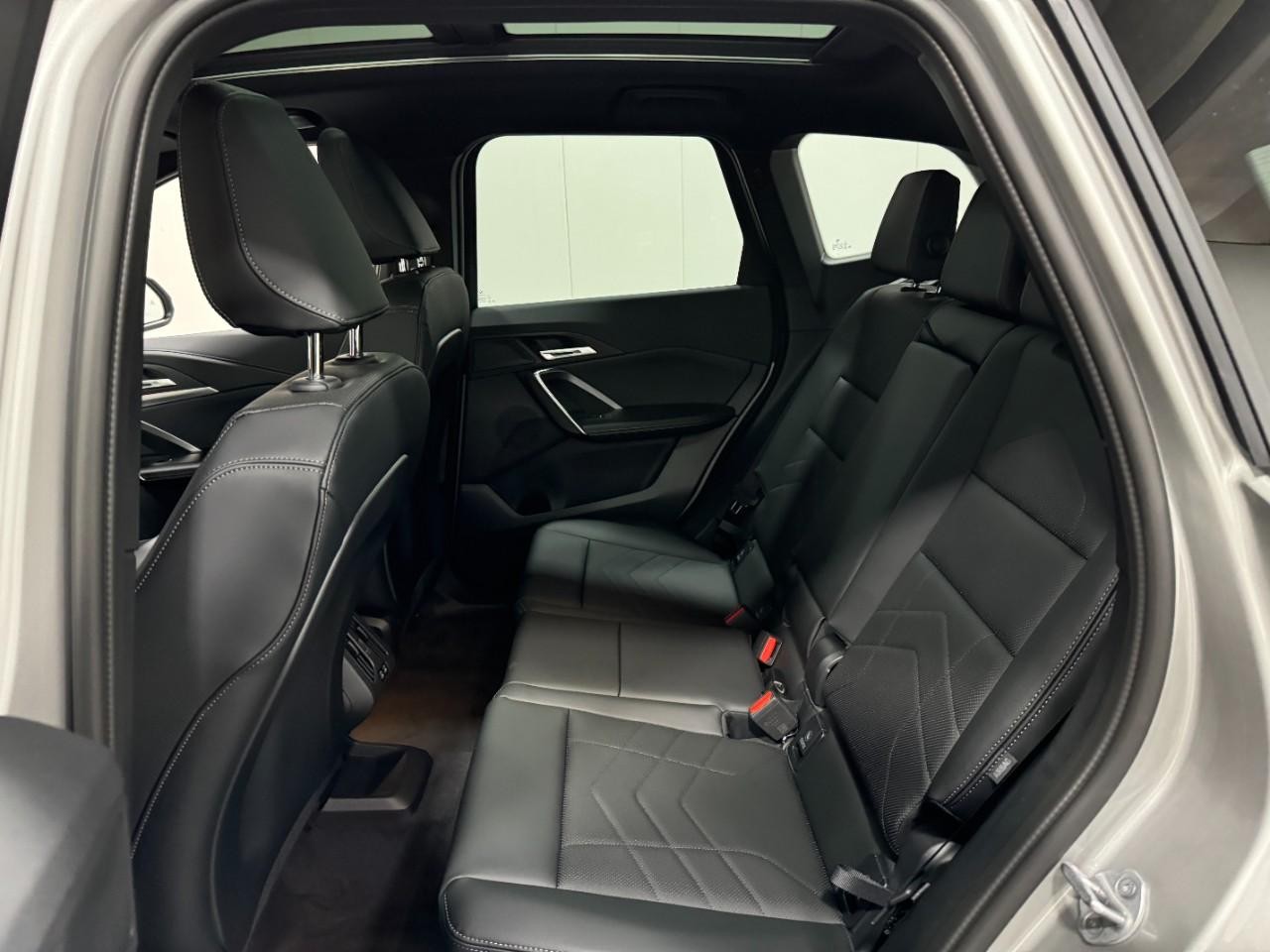 BMW X1 Vehicle Full-screen Gallery Image 8