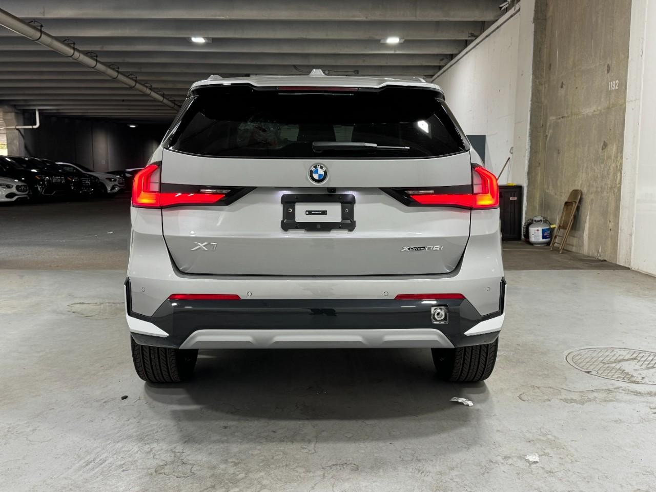 BMW X1 Vehicle Full-screen Gallery Image 9