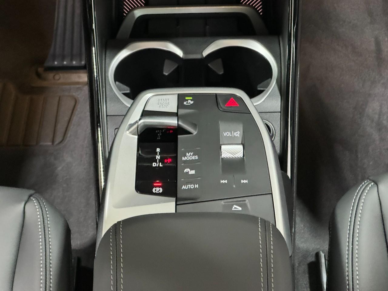 BMW X1 Vehicle Full-screen Gallery Image 15