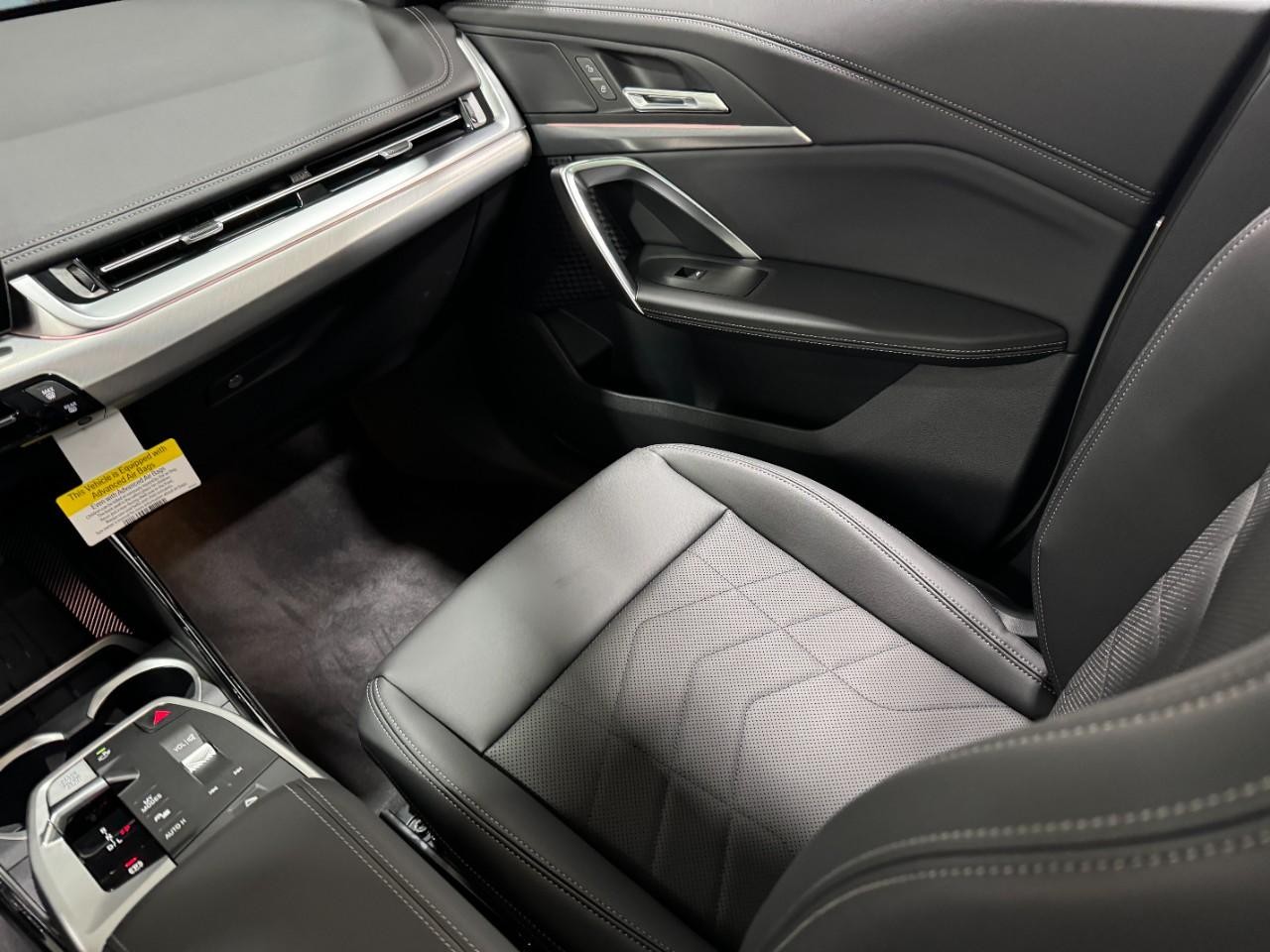 BMW X1 Vehicle Full-screen Gallery Image 16