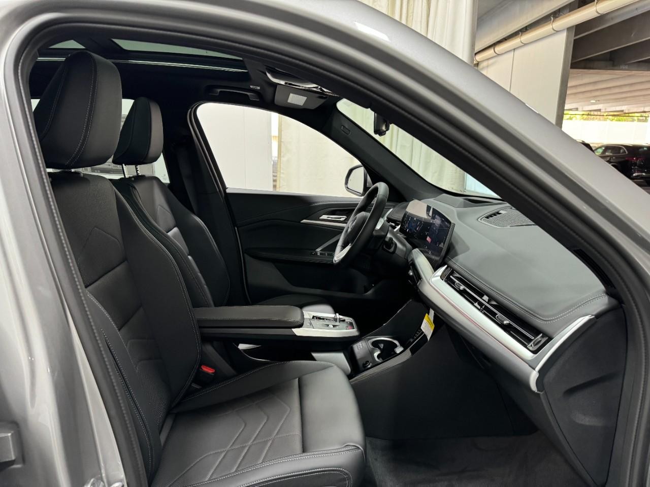 BMW X1 Vehicle Full-screen Gallery Image 17