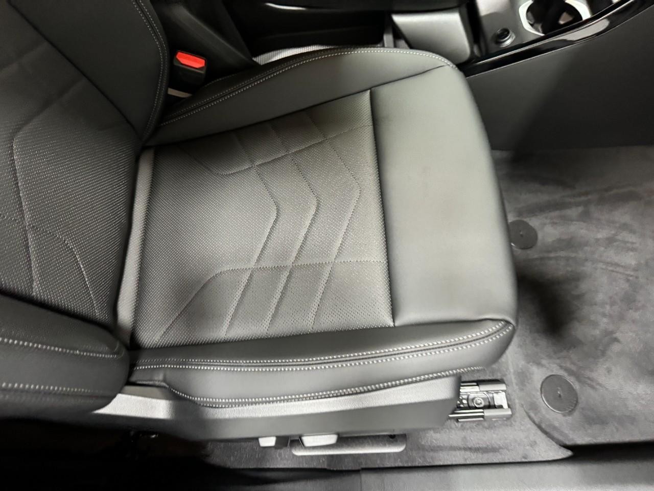 BMW X1 Vehicle Full-screen Gallery Image 18