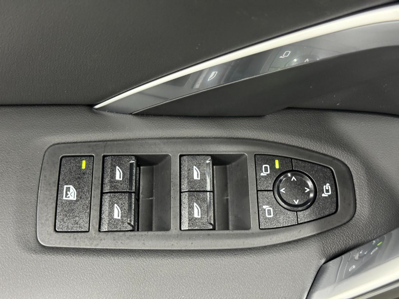 BMW X1 Vehicle Full-screen Gallery Image 23