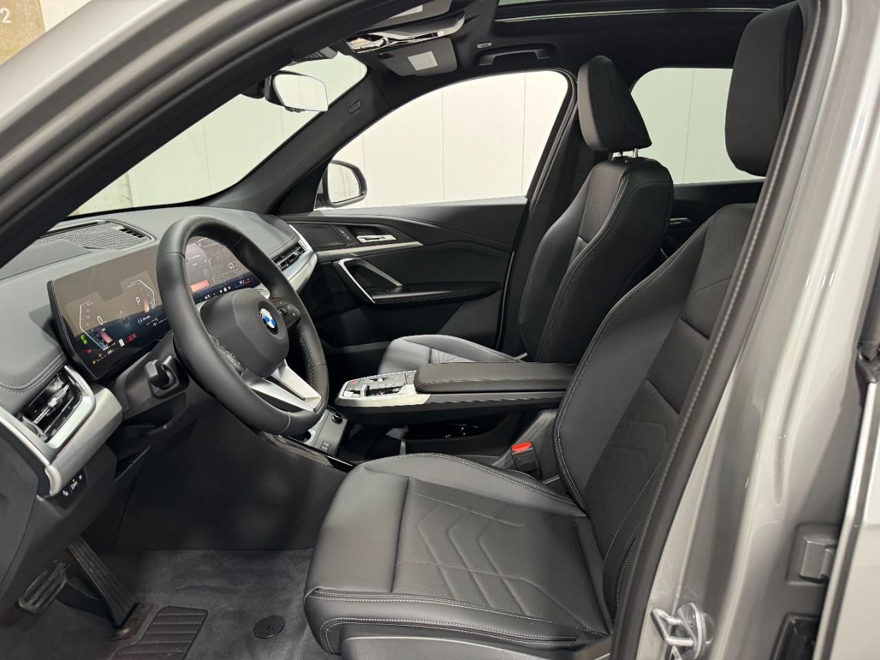 BMW X1 Vehicle Full-screen Gallery Image 25