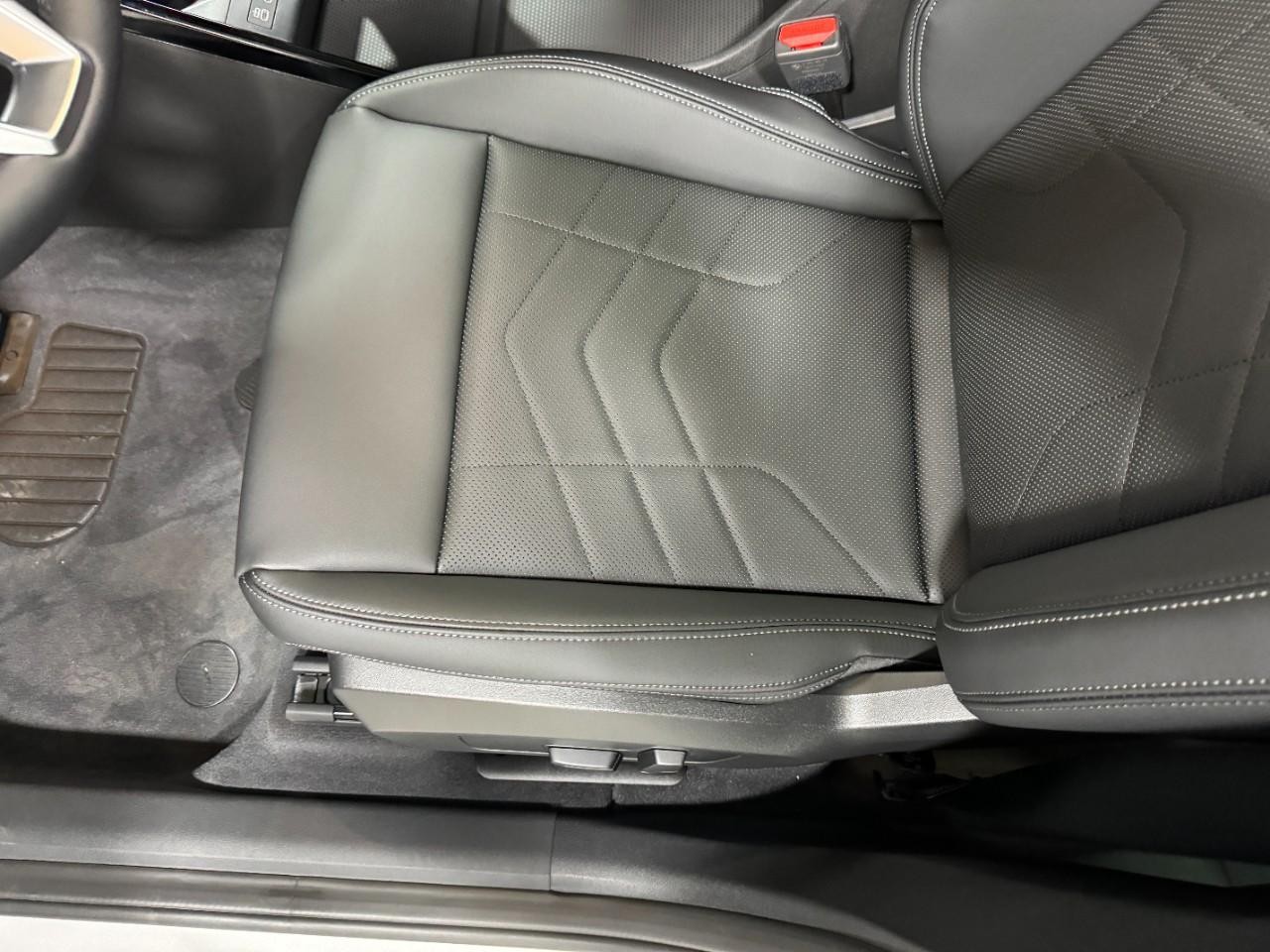 BMW X1 Vehicle Full-screen Gallery Image 26