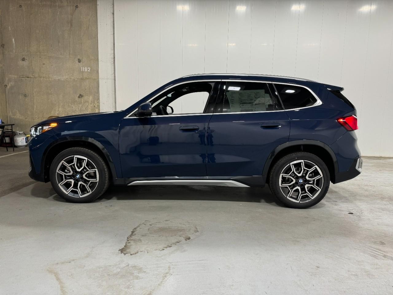 BMW X1 Vehicle Full-screen Gallery Image 2