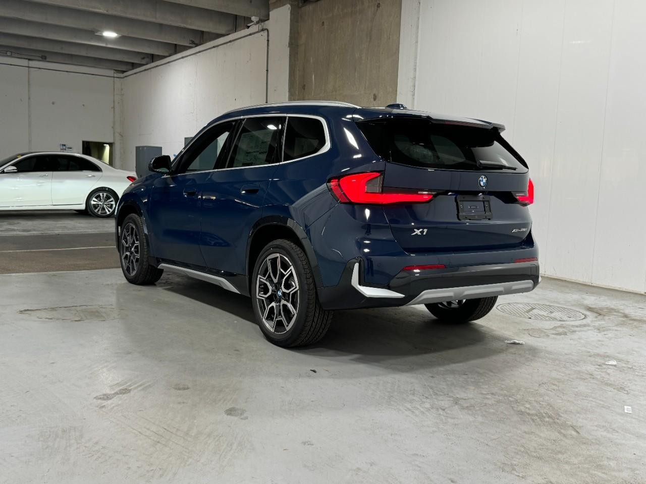 BMW X1 Vehicle Full-screen Gallery Image 3