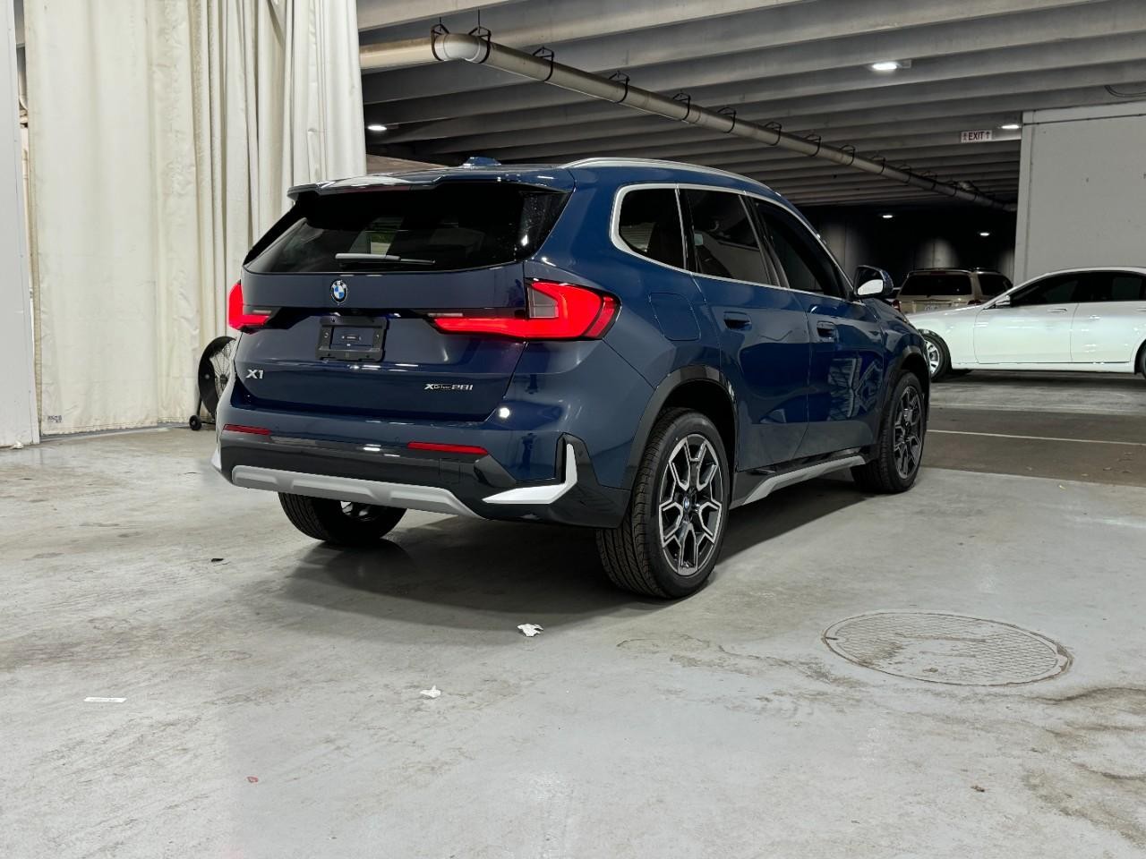 BMW X1 Vehicle Full-screen Gallery Image 4