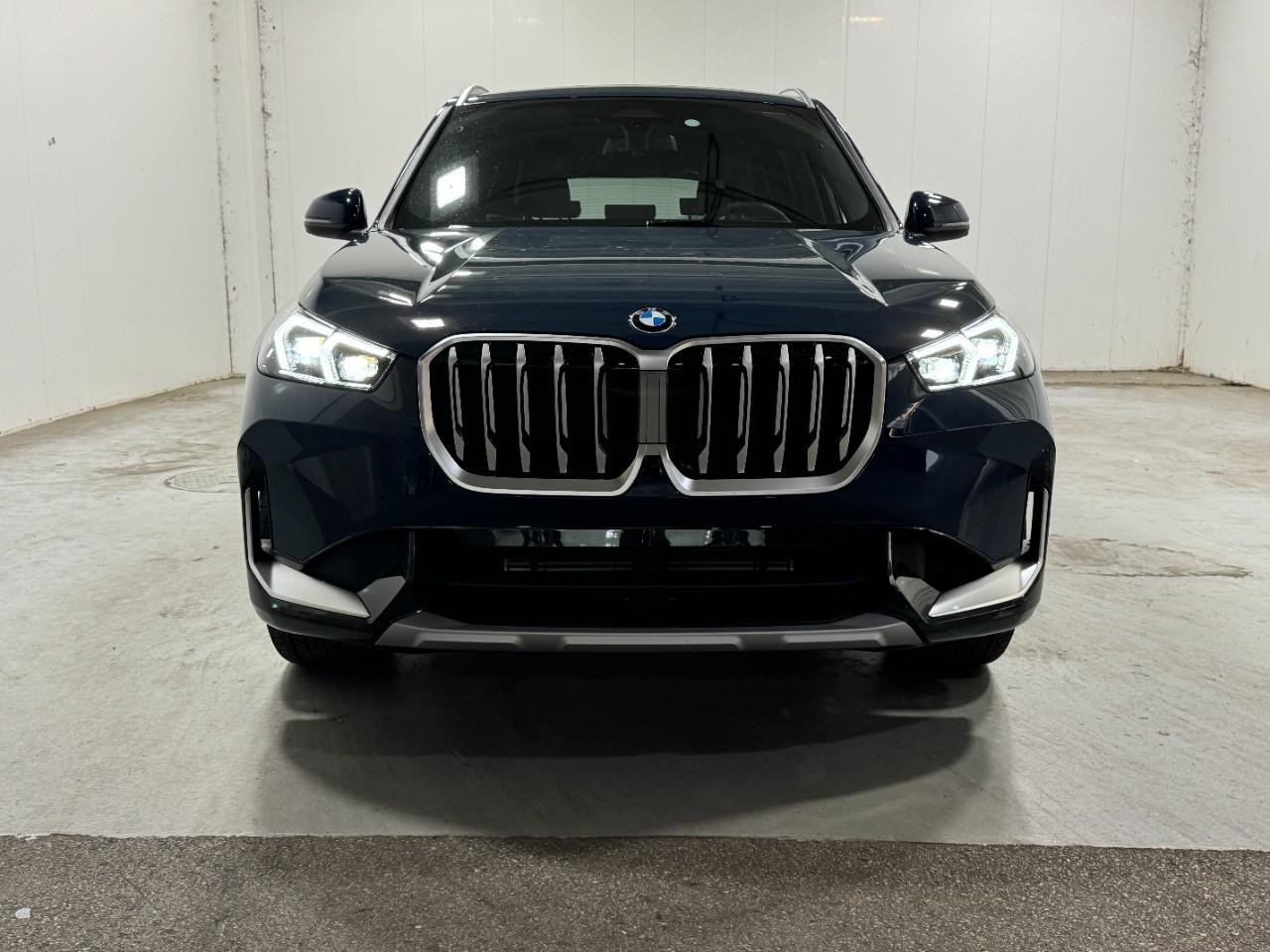 BMW X1 Vehicle Full-screen Gallery Image 7