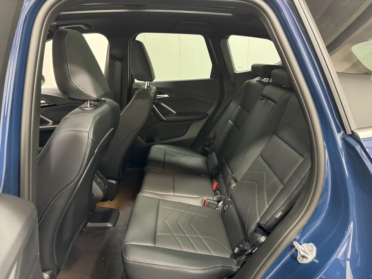 BMW X1 Vehicle Full-screen Gallery Image 8