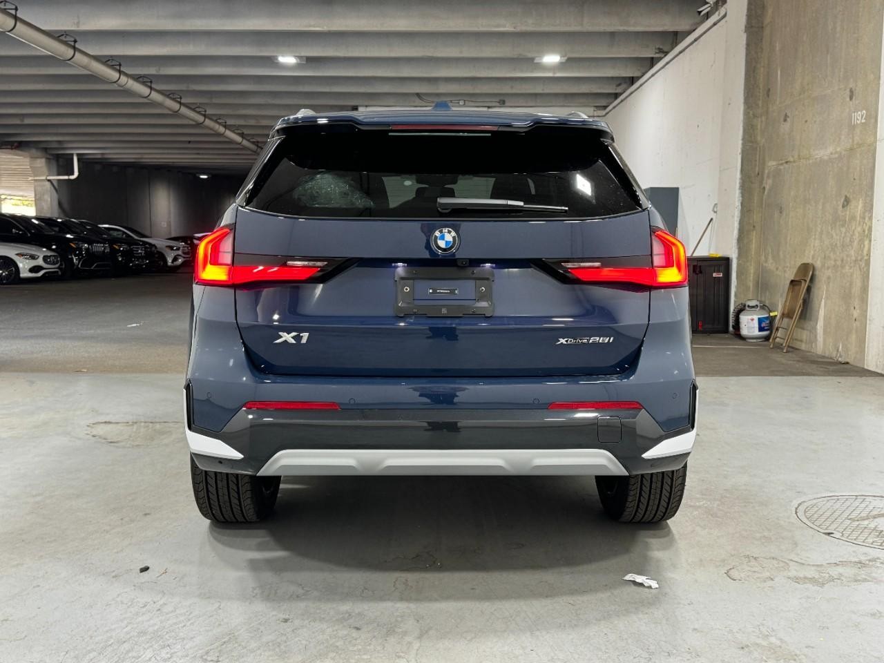 BMW X1 Vehicle Full-screen Gallery Image 9