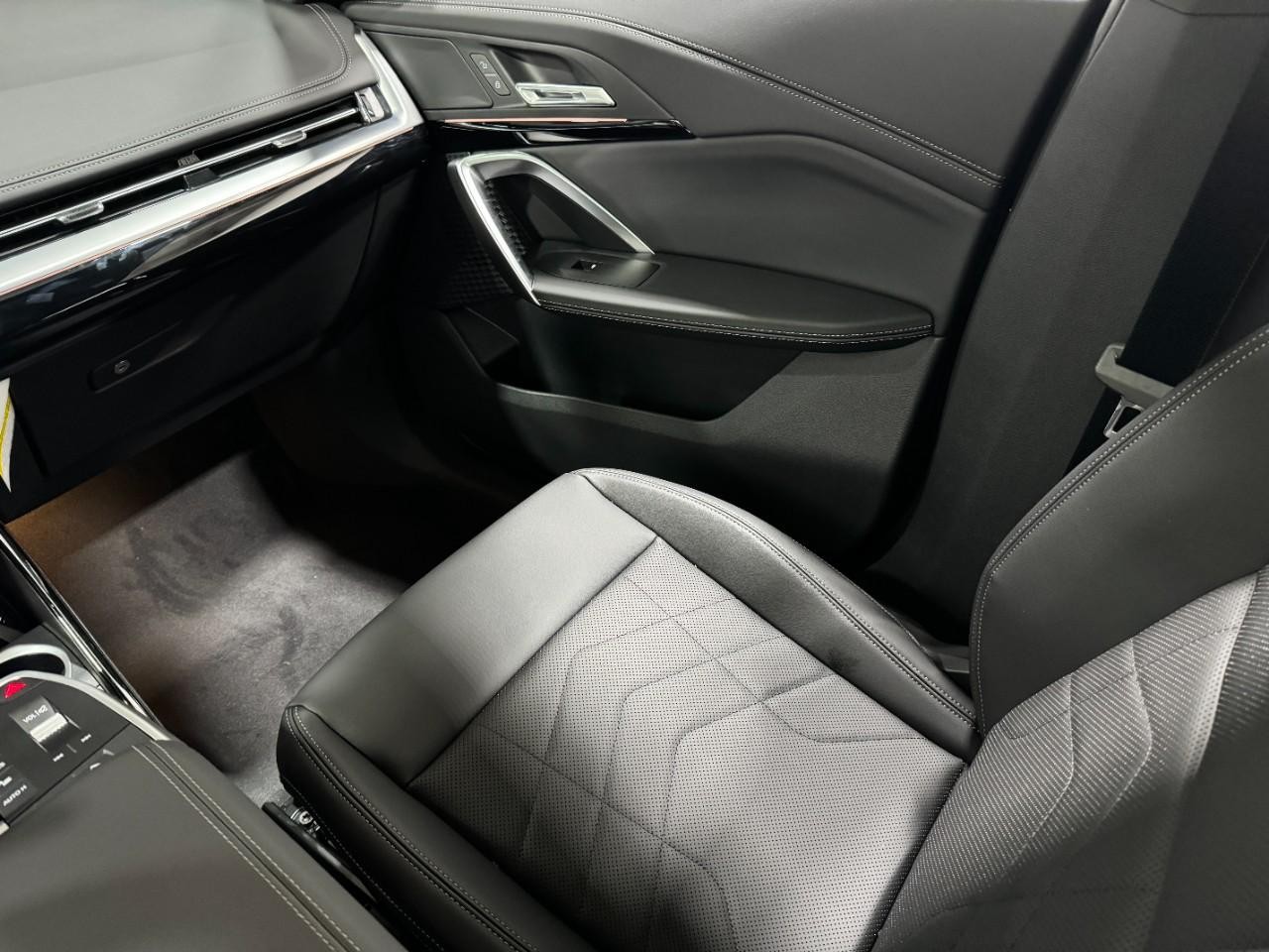 BMW X1 Vehicle Full-screen Gallery Image 16