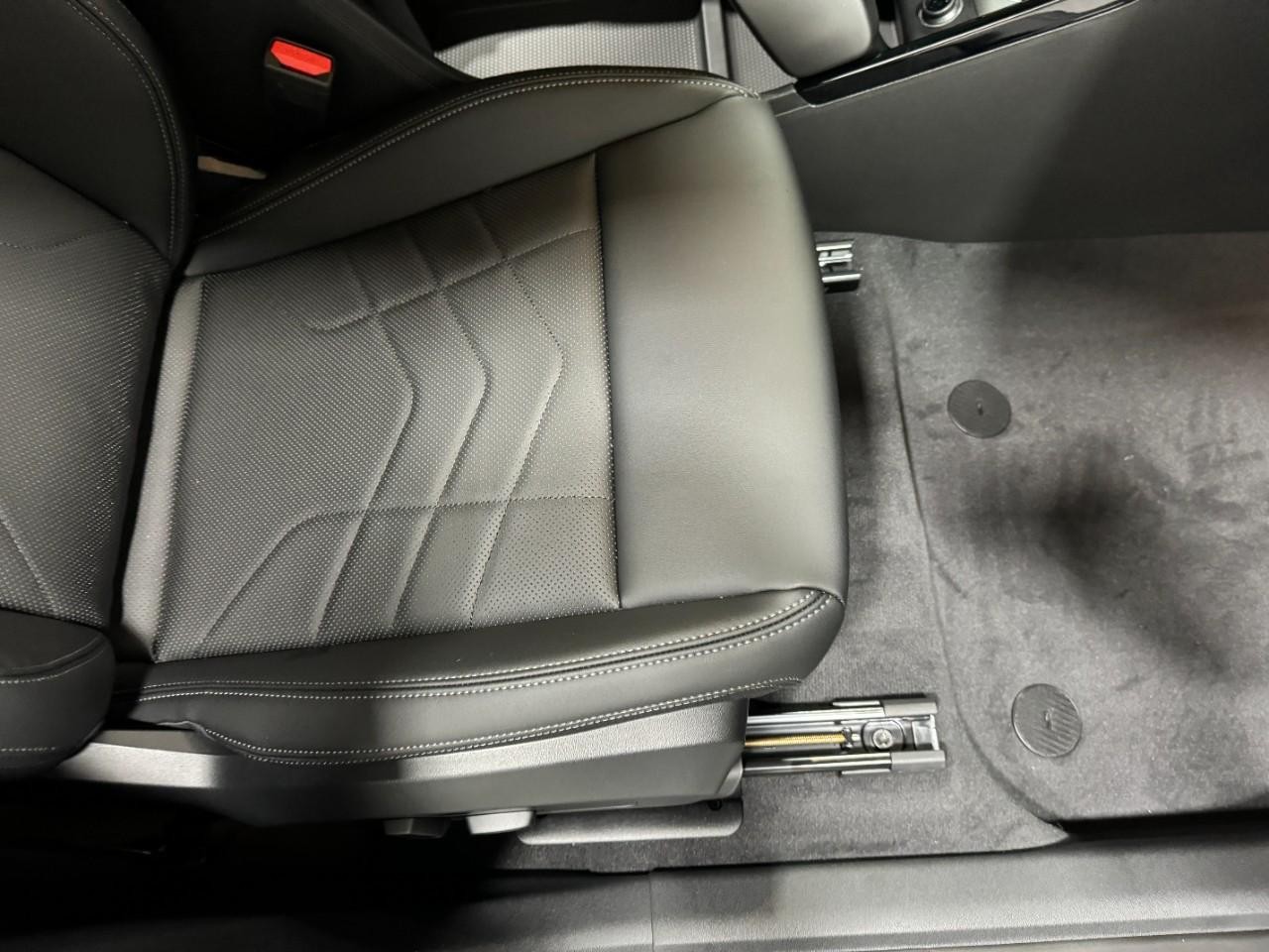 BMW X1 Vehicle Full-screen Gallery Image 18