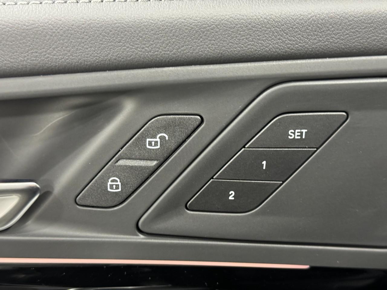 BMW X1 Vehicle Full-screen Gallery Image 22