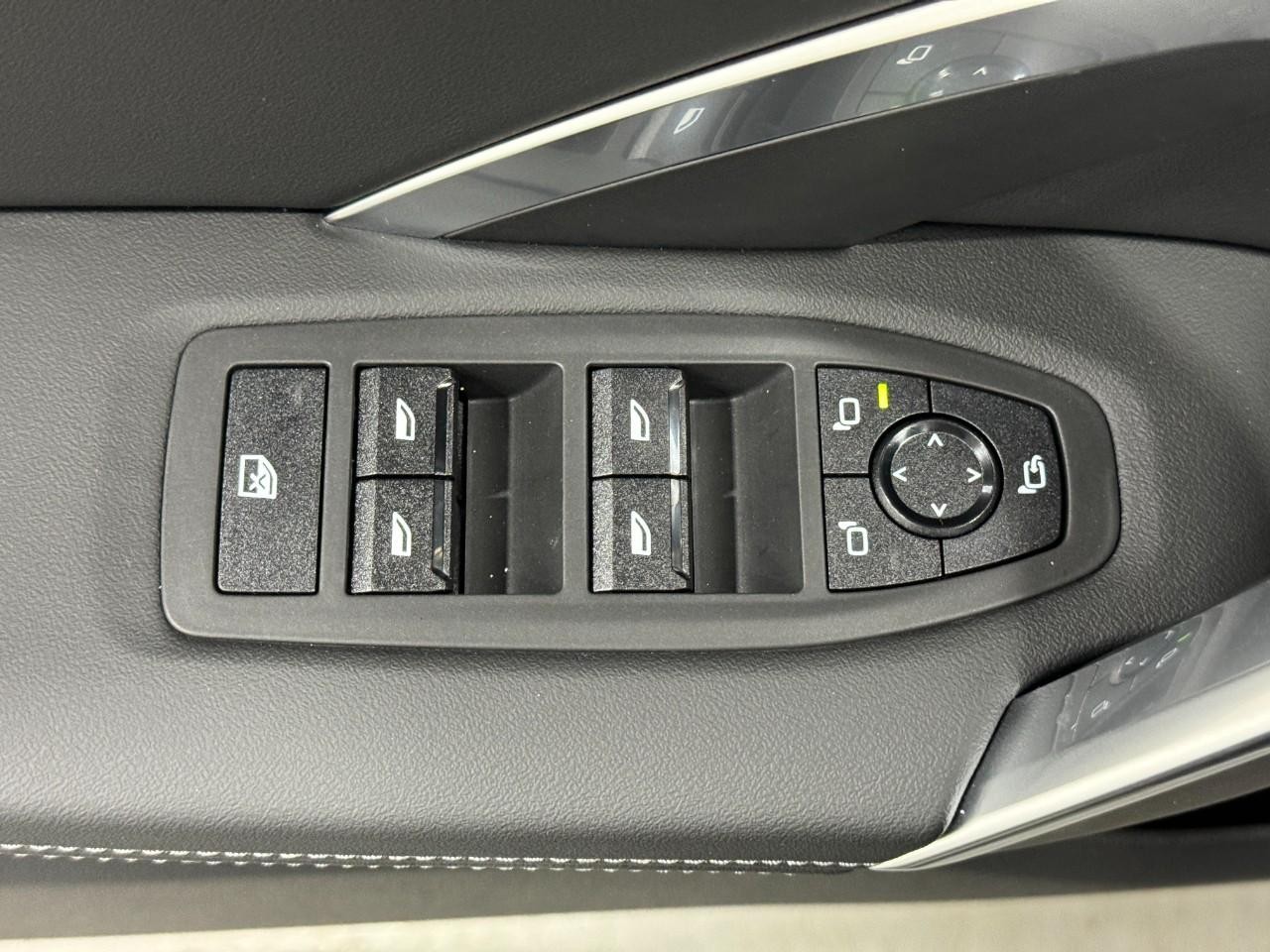 BMW X1 Vehicle Full-screen Gallery Image 23