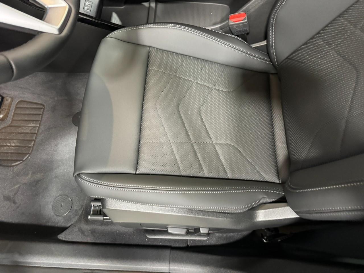 BMW X1 Vehicle Full-screen Gallery Image 26