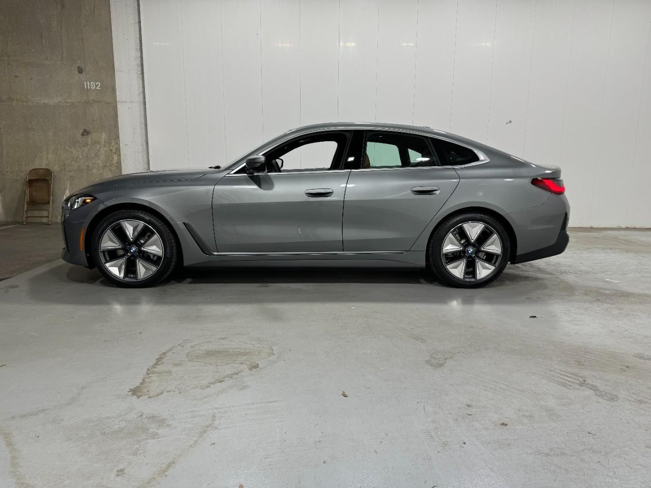 BMW i4 Vehicle Full-screen Gallery Image 2